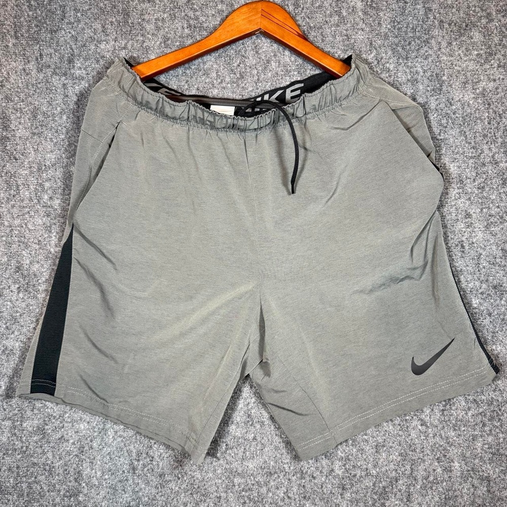 Nike Mens Dri-Fit Gray Athletic Training Shorts Black Side Stripe Size M